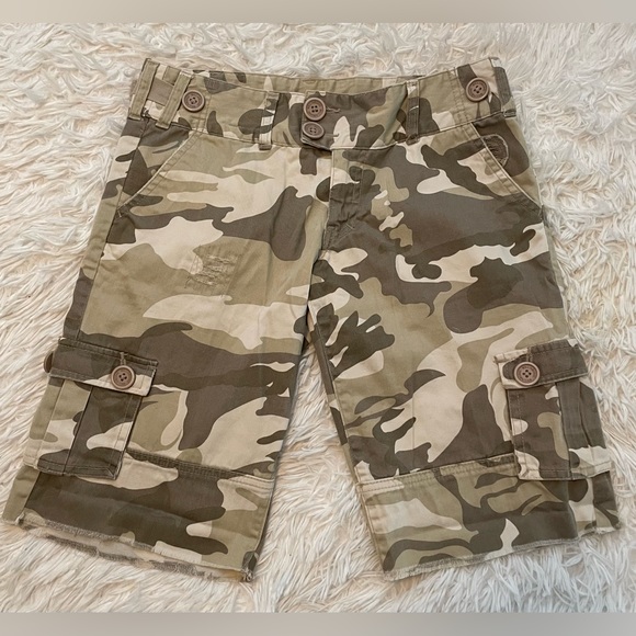 Billabong Camo Bermuda Shorts. Excellent Condition. 100% Cotton. Size S - Picture 2 of 7